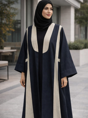 Woman wearing a black and beige abaya outdoors. |THE LAMORAH
